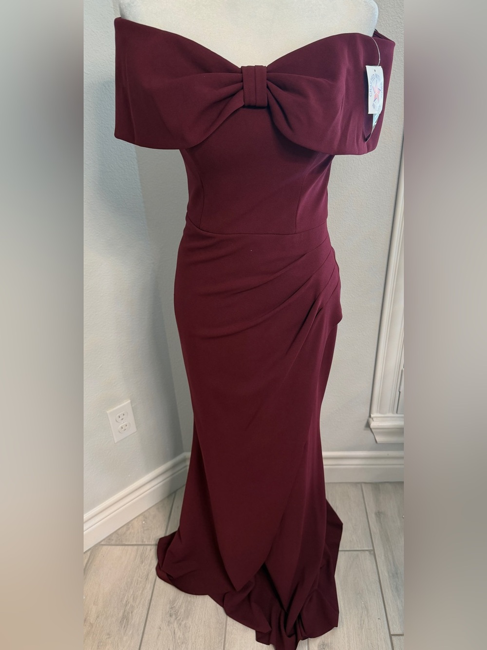 NWT Xscape size 6 women’s Off-Shoulder Bow-Detail Burgundy Evening Gown